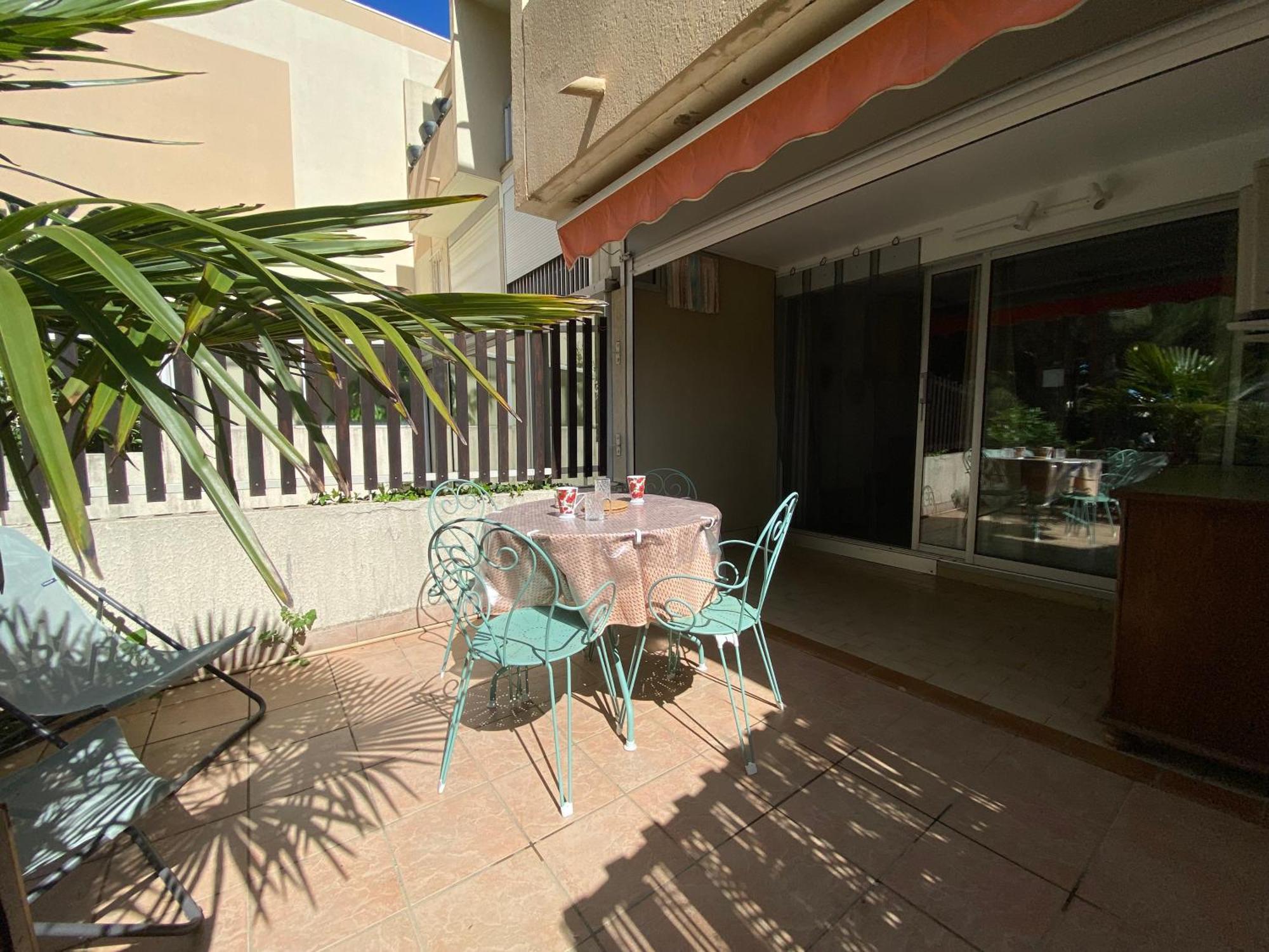 Studio 4 couchages avec grande terrasse en rez-de-jardin à deux pas des plages Le Grau-du-Roi Exterior foto