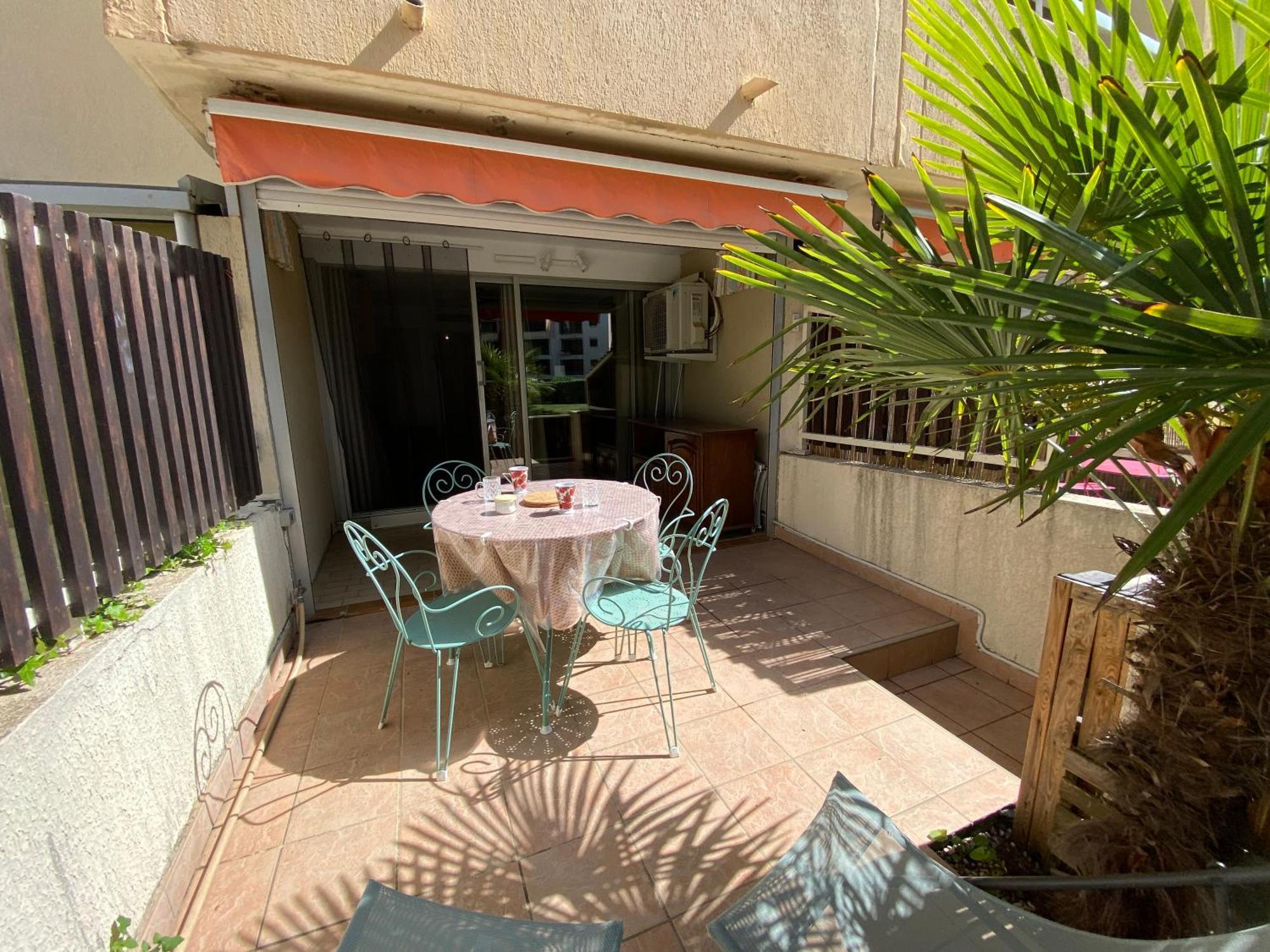 Studio 4 couchages avec grande terrasse en rez-de-jardin à deux pas des plages Le Grau-du-Roi Exterior foto